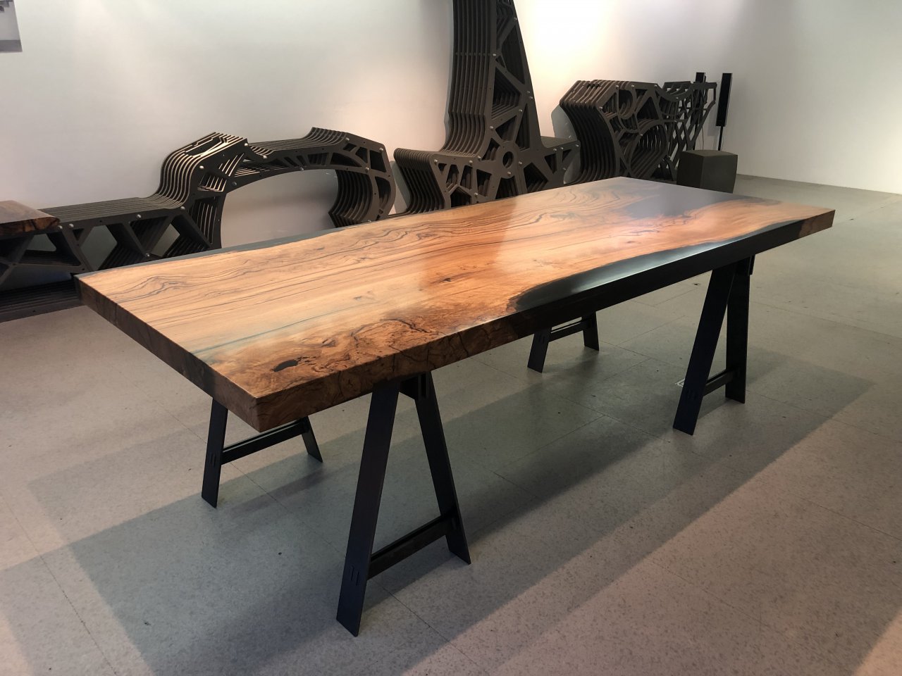 Mobilier et tables en résine époxy et bois massif - Ateliers Staub