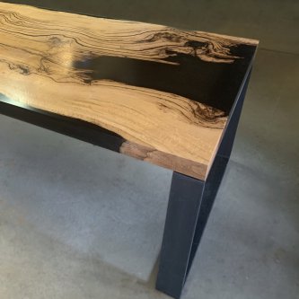 Table in epoxy resin in solid oak