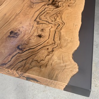 Table top in solid oak and epoxy resin