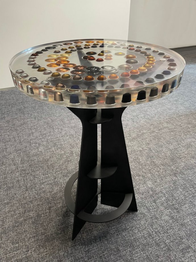 Table mange debout avec capsules Nespresso 