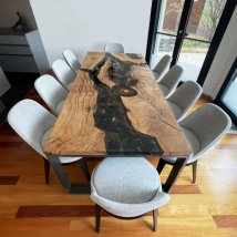 Table rivière avec cailloux, dimensions 240 cm par 100 cm.