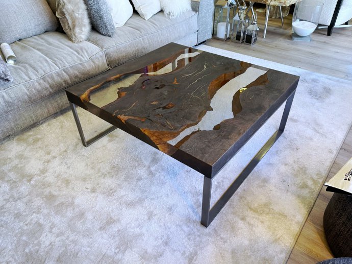 Coffee table, dimension 90 cm by 90 cm