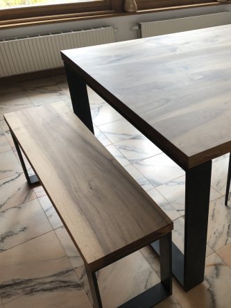 Grande table en noyer massif 