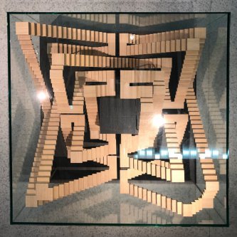 Table basse dans un cube de verre, labyrinthe en escaliers