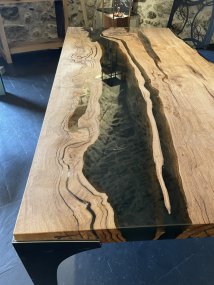 Glossy polished resin, matt oiled oak